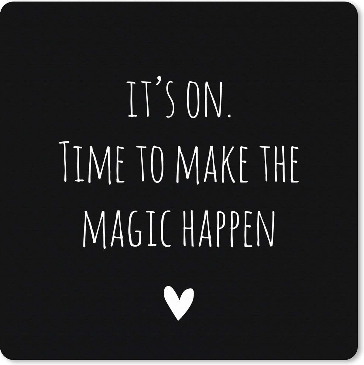 Muismat XXL 60x60 cm - Bureau onderlegger - Bureau mat Engelse quote "It's on. Time to make the magic happen" tegen een zwarte achtergrond - Bureaumat - Gaming mousepad xl - Bureaulegger groot - Computer deskmat