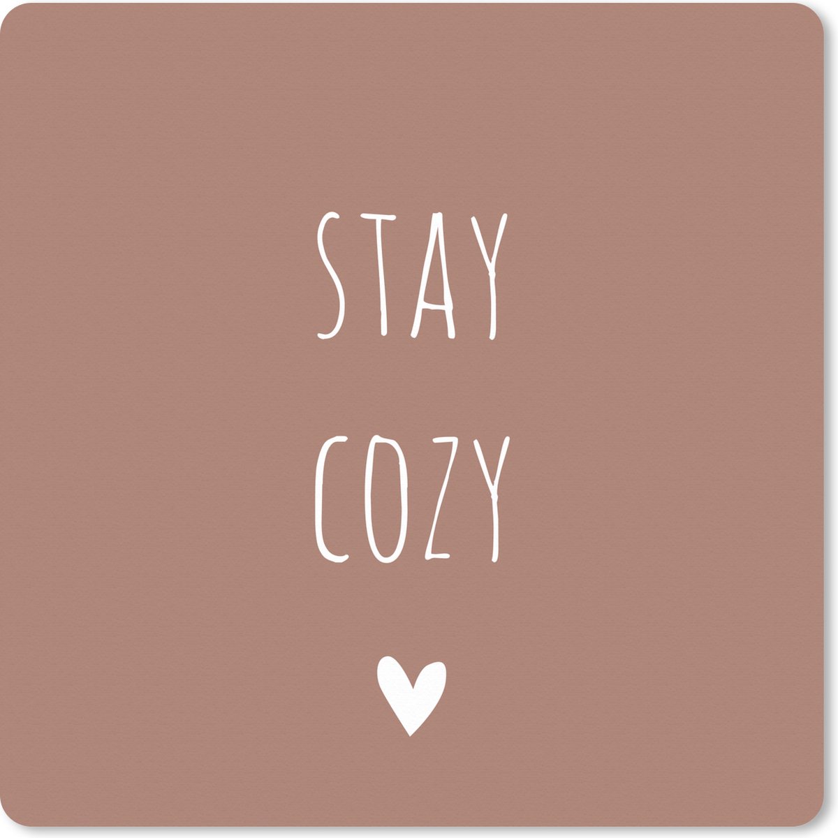 Muismat XXL 50x50 cm - Bureau onderlegger - Bureau mat Engelse quote "Stay cozy" met een hartje tegen een bruine achtergrond - Bureaumat - Gaming mousepad xl - Bureaulegger groot - Computer deskmat