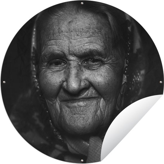 Tuincirkel Close up van een oude Kaukasische vrouw haar verweerde gezicht met doek - 90x90 cm - Ronde Tuinposter - Buiten