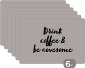 Placemat - Placemats kunststof - Quotes - Spreuken - Koffie - Drink coffee & be awesome - 45x30 cm - 6 stuks - Hittebestendig - Anti-Slip - Onderlegger - Afneembaar