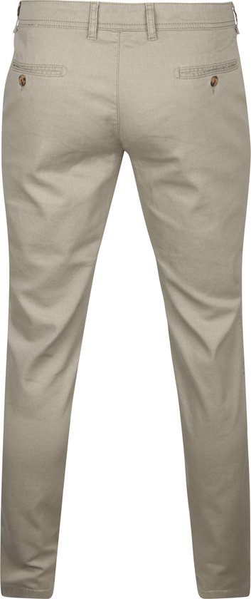 Achterzijde van een kaki chino met twee paspelzakken en bruine knopen.