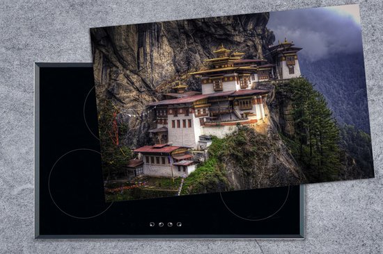 KitchenYeah® Inductie beschermer 80.2x52.2 cm - Boeddhistische tempel op berg in Bhutan - Kookplaataccessoires - Afdekplaat voor kookplaat - Inductiebeschermer - Inductiemat - Inductieplaat mat