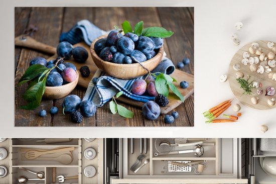 KitchenYeah® Inductie beschermer 81x52 cm - Kleurrijke vertoning van pruimen in houten kom - Kookplaataccessoires - Afdekplaat voor kookplaat - Inductiebeschermer - Inductiemat - Inductieplaat mat