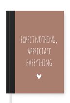 Notitieboek - Schrijfboek - Engelse quote "Expect nothing, appreciate everything" met een hartje op een bruine achtergrond - Notitieboekje klein - A5 formaat - Schrijfblok