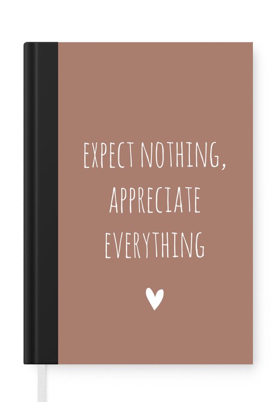 Notitieboek - Schrijfboek - Engelse quote "Expect nothing, appreciate everything" met een hartje op een bruine achtergrond - Notitieboekje klein - A5 formaat - Schrijfblok