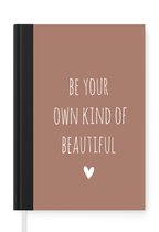 Notitieboek - Schrijfboek - Engelse quote "Be your own kind of beautiful" met een hartje op een bruine achtergrond - Notitieboekje klein - A5 formaat - Schrijfblok