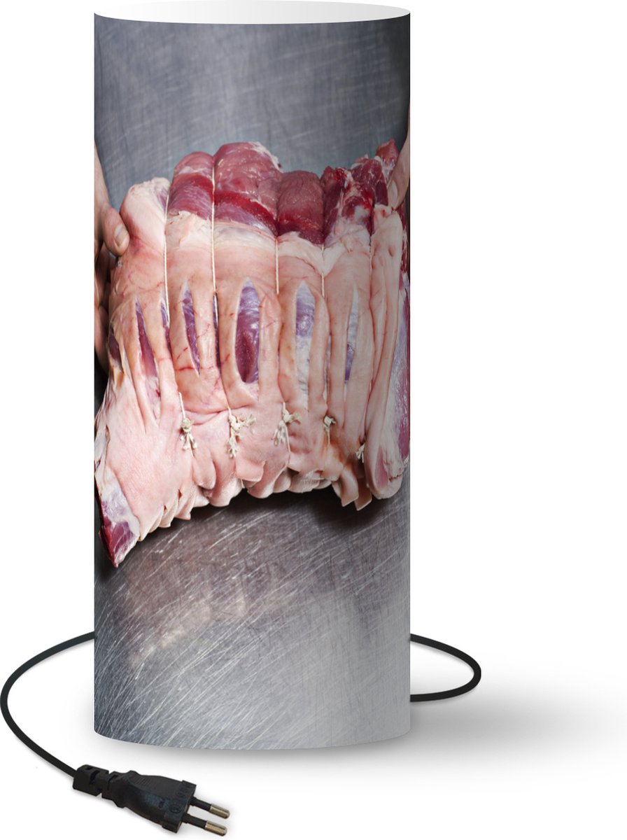 Lamp - Nachtlampje - Tafellamp slaapkamer - Een slager pakt een stuk vlees - 33 cm hoog - Ø14.3 cm - Inclusief LED lamp