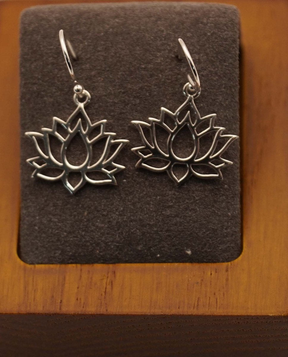 Zilveren oorhangers lotus bloem - sterling zilveren oorbellen van een opengewerkte lotus - sierlijke lotus bloem oorbellen gemaakt van 925 zilver - oorhangers flower van sterling zilveren - zilveren oorknopjes van leuke bloemen