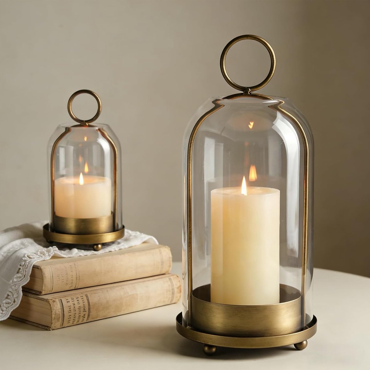SnelShoppen - Set van 2 Vintage Brass Hurricane Kaarsenhouders voor Pilaar Kaarsen met Glazen Koepel - Grote Metalen Lantaarns voor Tafel, Haard en Bu