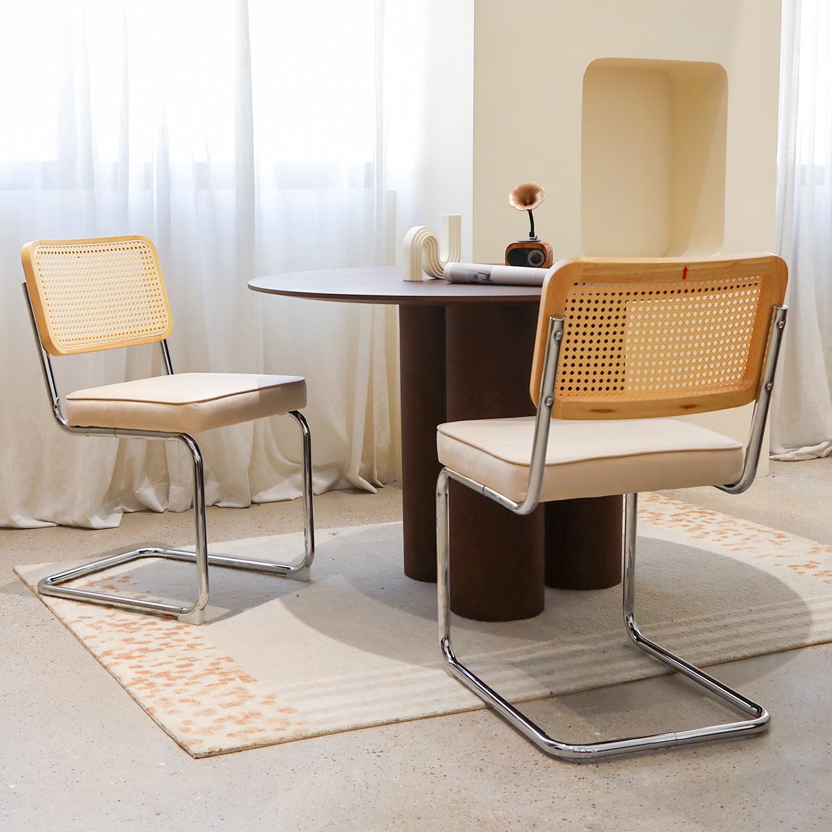 MEUNIQ Eetkamerstoelen set van 4 beige met velvet zitting, rotan rugleuning en verchroomd buisframe, stapelbare normale eetkamerstoel voor eetkamer of keuken