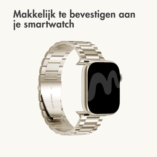 Zilverkleurige smartwatchband met metalen schakels, vastgemaakt aan een zwart smartwatchscherm.