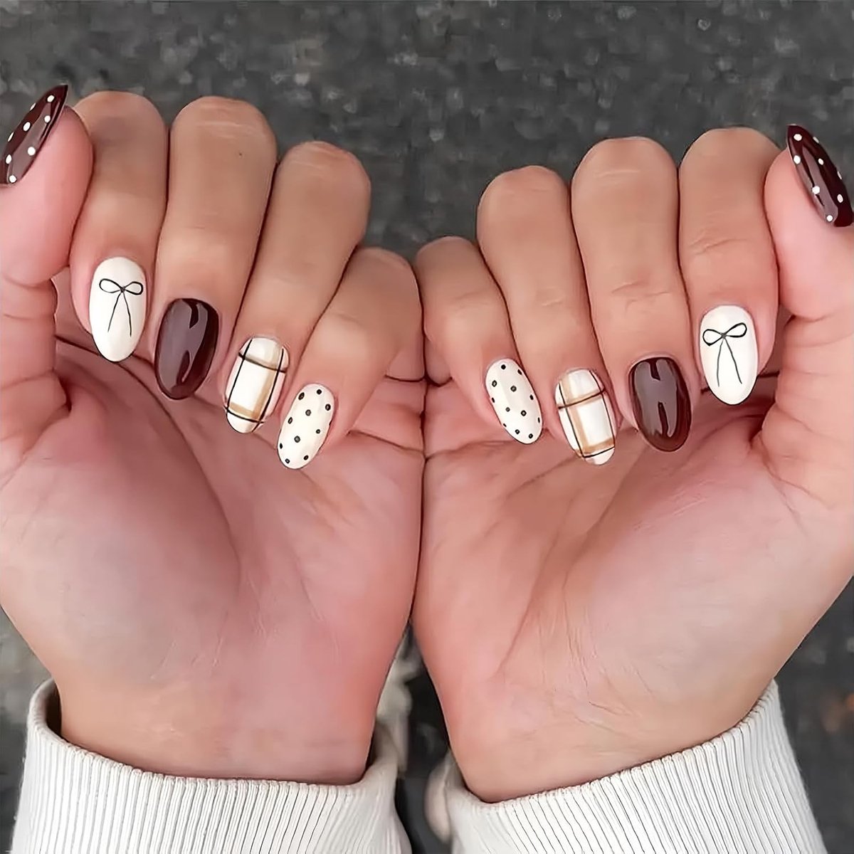 SnelShoppen - Press On Nails Kort Amandelvormig, Franse Acryl Nagels met Punt Strik-Designs, Glanzende Plaknagels voor Vrouwen, 24 Stuks, Volledige De