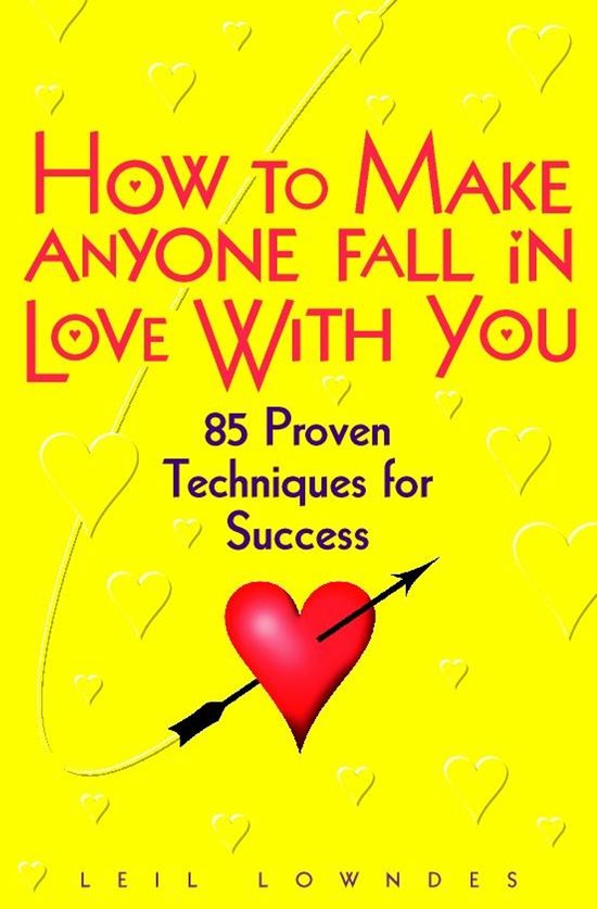Boek 'How To Make Anyone Fall in Love With You' met rode hartjes en pijl, gele achtergrond.