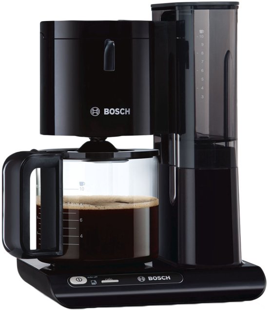 Zwarte Bosch koffiemachine met glazen kan met koffie, waterreservoir en bedieningspaneel.
