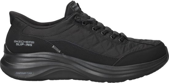 Zwarte Skechers Slip-ins sneaker met een gewatteerd bovenwerk, veters en een dikke, zwarte zool. De tekst 'Skechers Slip-ins' en 'Contour Foam' is zichtbaar.
