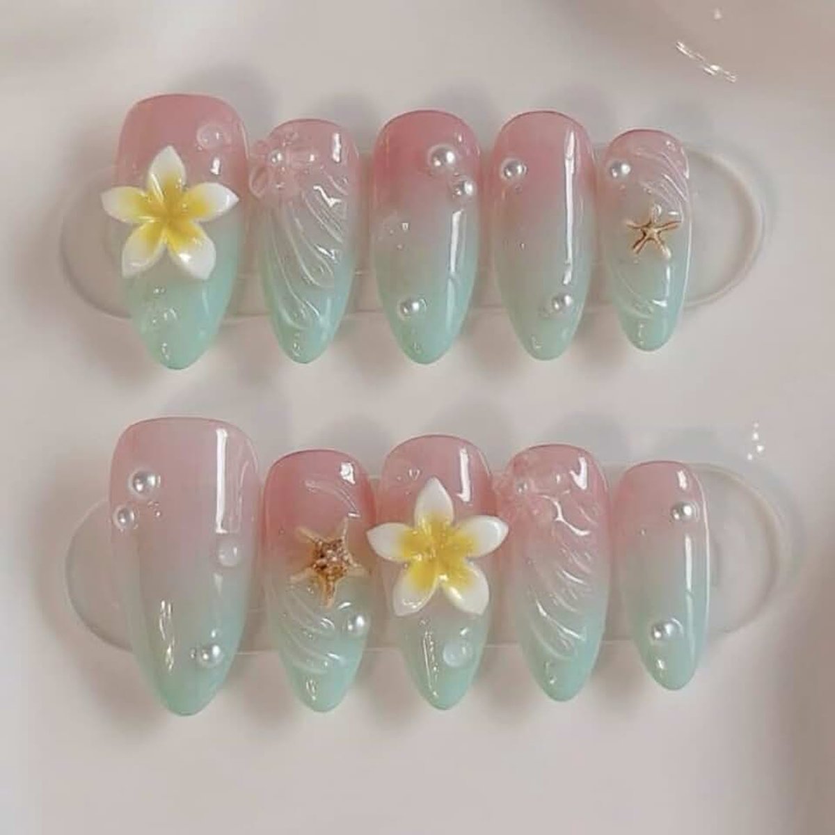On Nails Korte amandelroze kleurverloop groen 3D bloemen bloemen goud zeester design korte amandel nepnagels, roze ombre bloem twill zoete zomer INS kunstmatige kunstnagels
