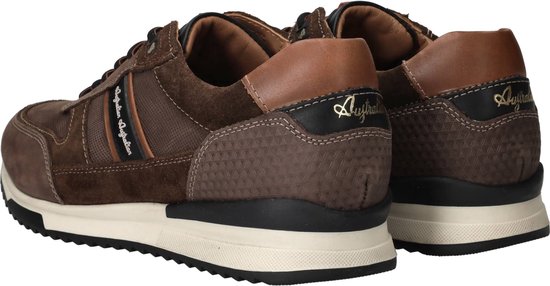 Achterkant van een paar bruine leren sneakers met 'Australian' logo op de hiel.