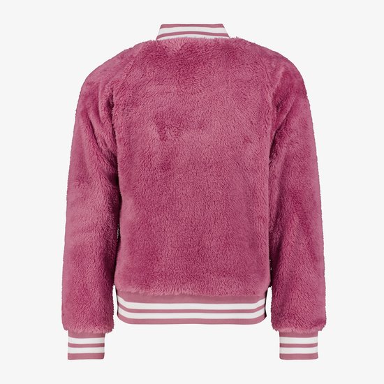 Achterkant van het roze, pluizige bomberjack met witte strepen op de kraag, manchetten en zoom.