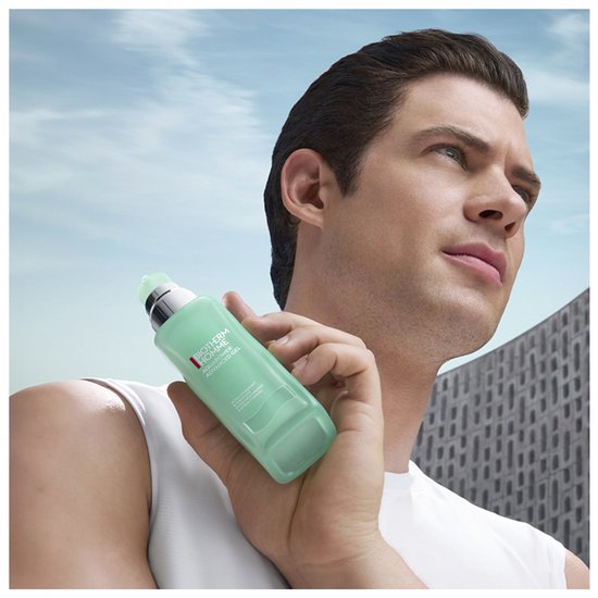 Man met BIOTHERM HOMME aquapower comfort gel in zijn hand, tegen een blauwe lucht