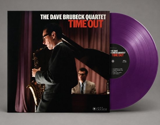 The Dave Brubeck Quartet Time Out albumcover met saxofonist, paarse vinylplaat.