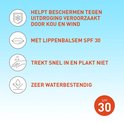 Helpt beschermen tegen uitdroging door kou en wind, met lippenbalsem SPF 30. Trekt snel in, plakt niet, zeer waterbestendig.