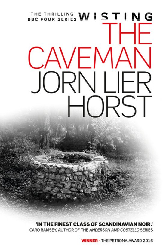 Boekcover van 'Wisting: The Caveman' door Jorn Lier Horst met een stenen waterput in een mistig bos. Winnaar The Petrona Award 2016.