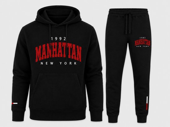 Zwarte hoodie en joggingbroek met rode "Manhattan 1992 New York" opdruk.