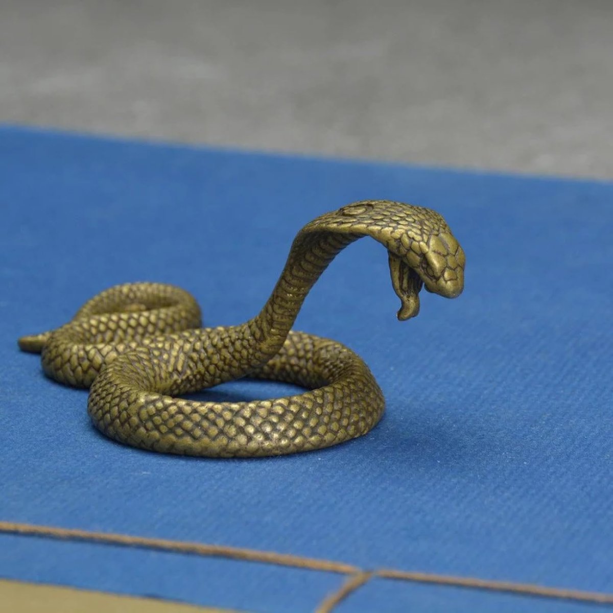 Messing Dier Beeldje - Koperen Cobra - Bureau Decoratie - Realistisch Ontwerp - 7 cm - Antiek Brons