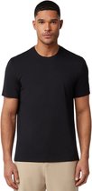 Man met donkere huid, kort zwart haar en baardje draagt een zwarte T-shirt met ronde hals en een beige broek.
