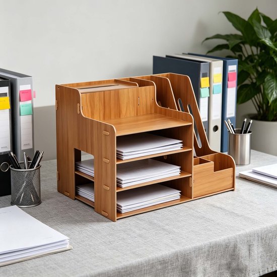 Houten bureau organizer met documenten, mappen, pennenbak en mappenbak.