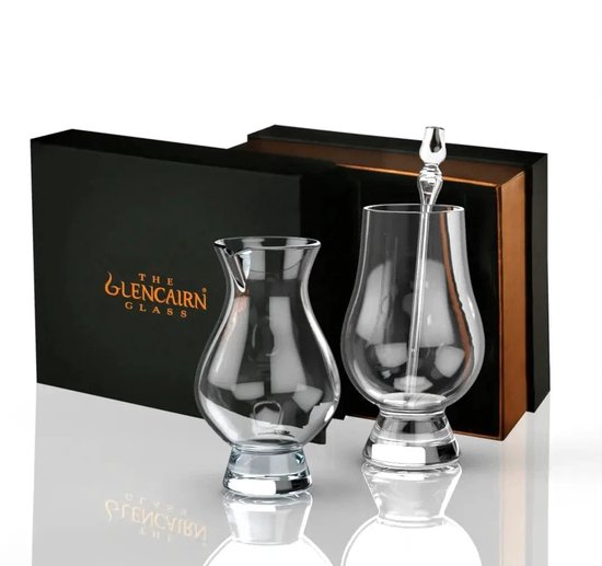 Deux verres à whisky Glencairn en cristal transparent, l'un avec une carafe d'eau et l'autre avec une pipette, dans une boîte cadeau noire.