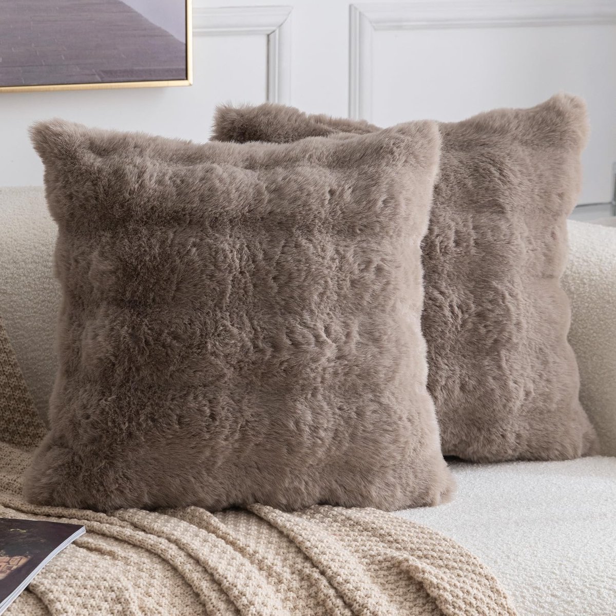 Omgoods - Set van 2 Dikke Pluche Faux Wol Decoratieve Kussenslopen 60x60cm Taupe