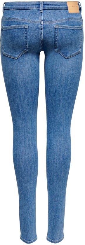 Achterkant van een lichtblauwe skinny jeans met een lage taille en twee achterzakken.