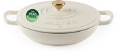 Crème Salter ovenschotel met deksel en een 'PFAS FREE' sticker, geïsoleerd op wit.