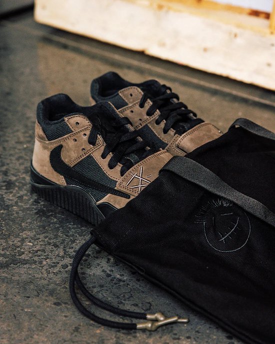Jordan Jumpman Jack TR schoenen met bruin suède, zwart mesh, en een zwarte stofzak met Jack's gezicht.