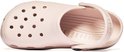 Boven-aanzicht van een lichte roze Crocs clog, liggend op zijn kant. De schoen heeft perforaties aan de bovenkant.