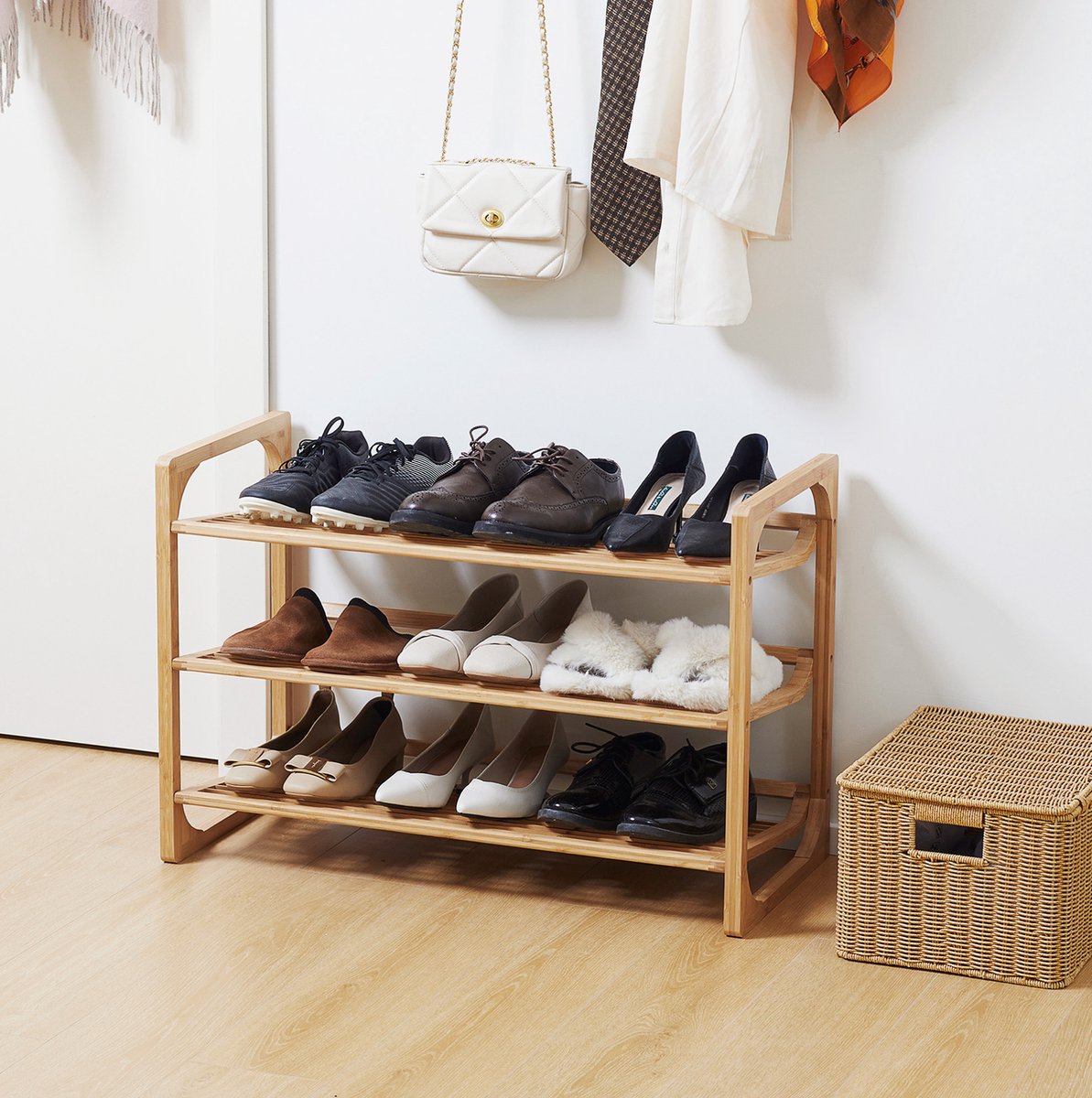 REDOM - Schoenenrek - 3 lagen met schuin geplaatste planken - Open ontwerp - Opbergrek voor hal, slaapkamer en woonkamer - Bamboe - Natuurlijk hout - 76 x 33 x 51 cm