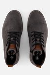 Grijze suède veterboots, gezien van bovenaf, met veters en ritssluiting.
