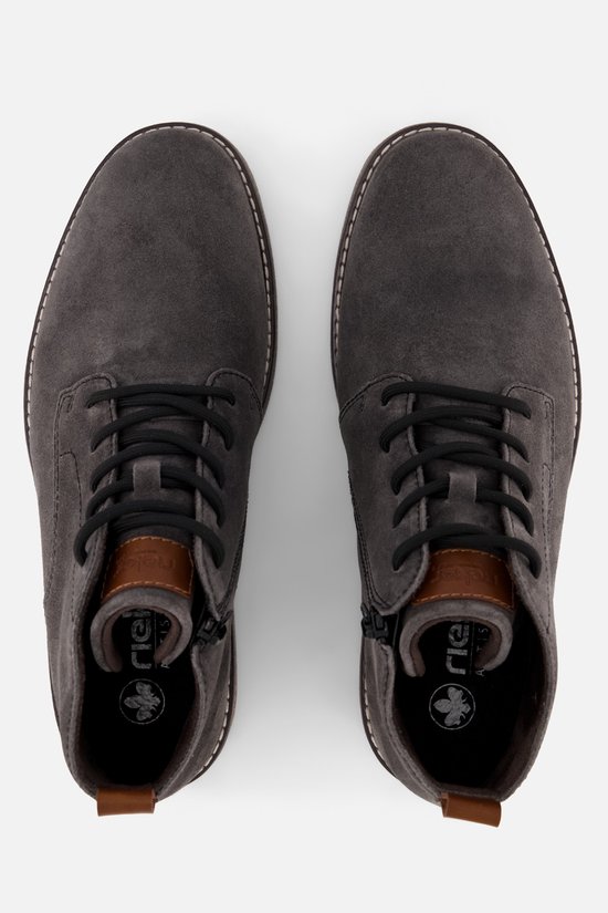Grijze suède veterboots, gezien van bovenaf, met veters en ritssluiting.