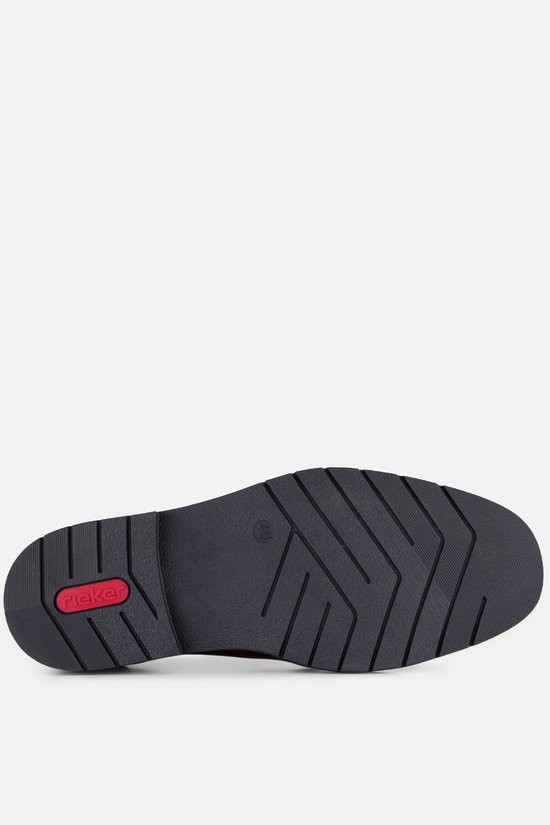 Zool van bruine leren schoen met het rode Rieker logo en een antislip profiel.