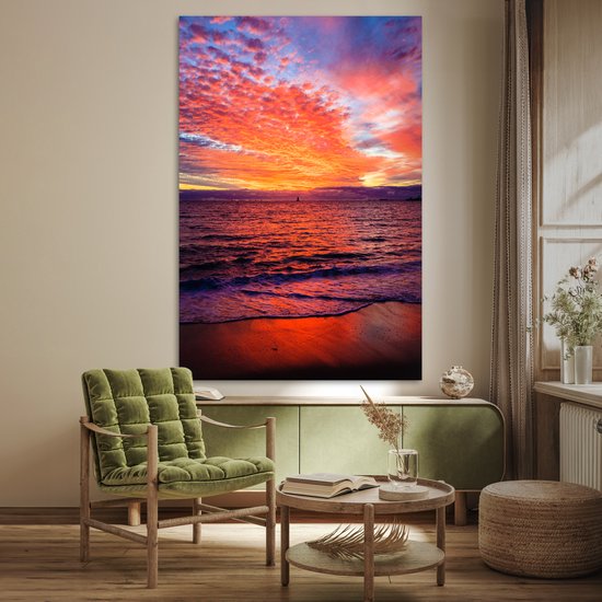Le coucher de soleil colore le ciel rouge le long de la plage Poster 120x180 cm - Tirage photo sur Poster (décoration murale salon / chambre) / Poster Mers et lacs XXL / Groot format! / Mer et plage
