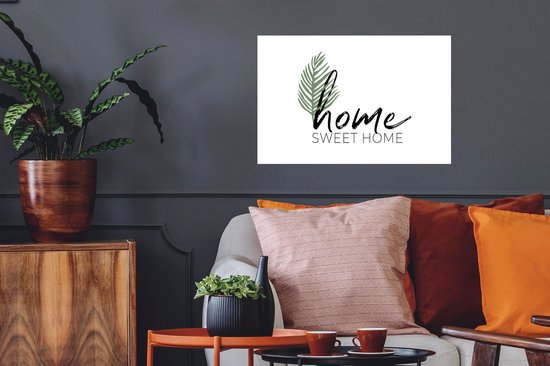 Witte muursticker met zwarte 'home' tekst, 'SWEET HOME' in drukletters en een groen palmblad.