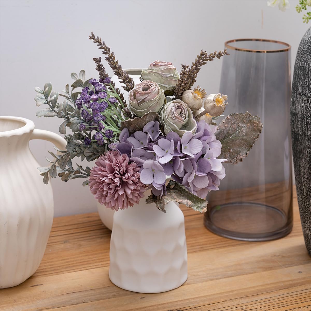 Kunstbloemen voor tafelarrangementen, zijden kunstboeketten met drie rozen met geroosterde randen, hortensia's, kogelbloem, gipskruid, ideaal voor de keuken of slaapkamer.
