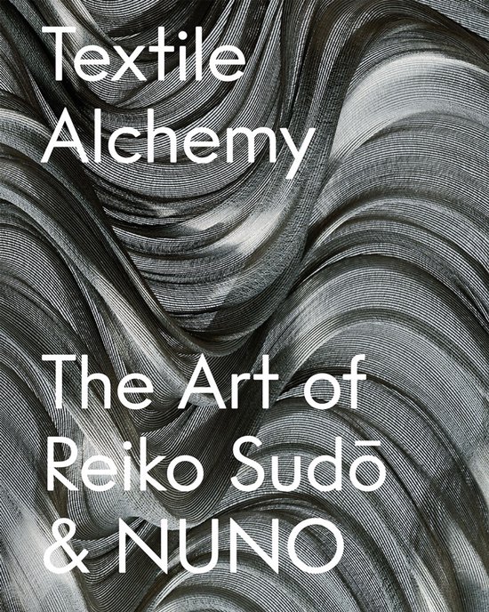 Boekomslag: Textile Alchemy, The Art of Reiko Sudo & NUNO, met een abstract, golvend patroon in zwart-wit.