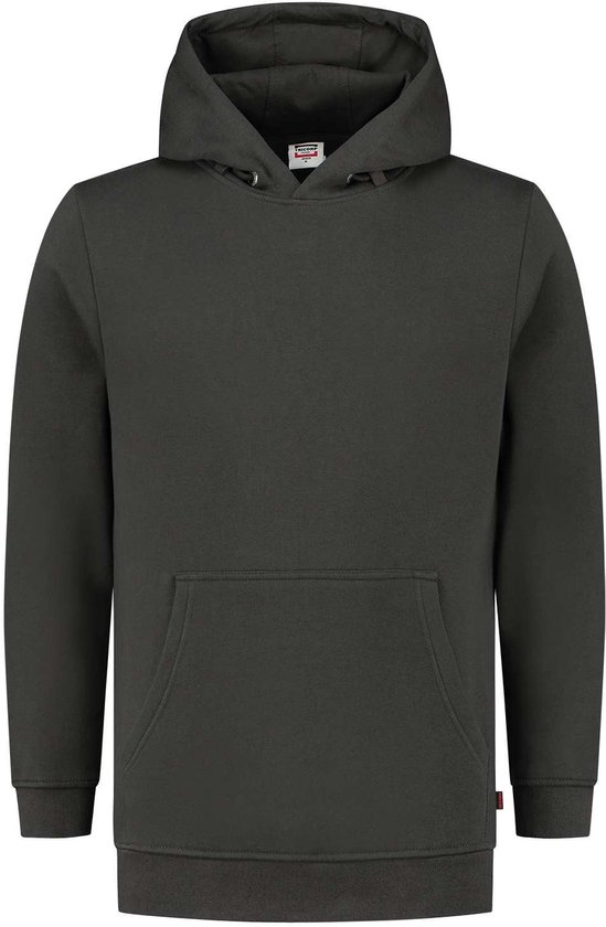 Donkergrijze hoodie met capuchon en kangoeroezak. Een klein rood labeltje zit rechtsonder.