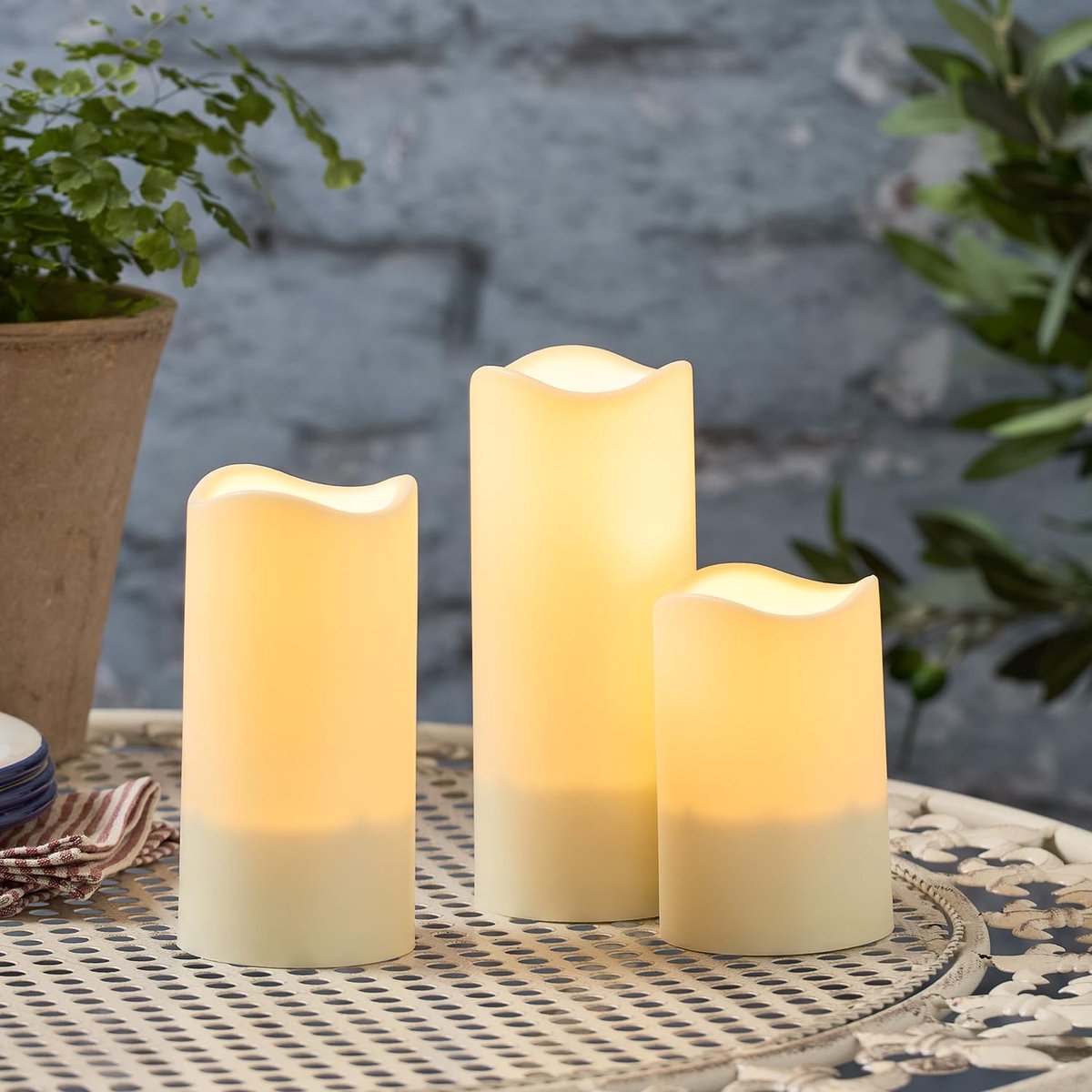 Thijox - Set van 3 LED-solar Stompkaarsen Flikkerende Kaarsen voor Buiten - Waterdicht, Oplaadbaar, Decoratie voor Tuin, Balkon en Terras - 11 cm, 15