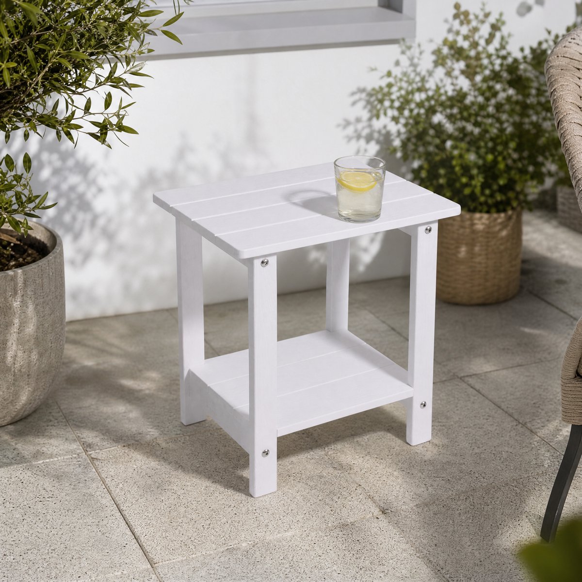Bijzettafel tuin 2-laags - witte HIPS kunststof houtlook salontafel en balkontafel voor terras, veranda en loungehoek, weerbestendig en onderhoudsarm buitenmeubel met extra opbergruimte, compact design en outdoor living, 41 x 32 x 42,5 cm