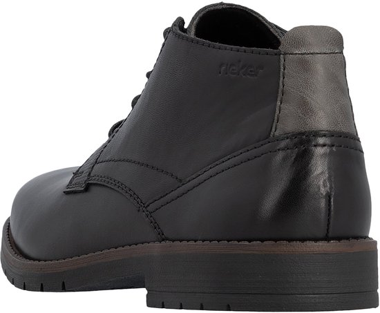Zwarte Rieker veterboot, achteraanzicht met grijze accenten op de hiel.