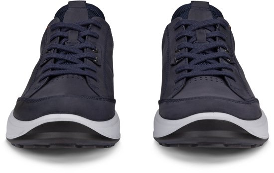 Voorzijde van een paar blauwe Ecco sneakers met witte zolen.