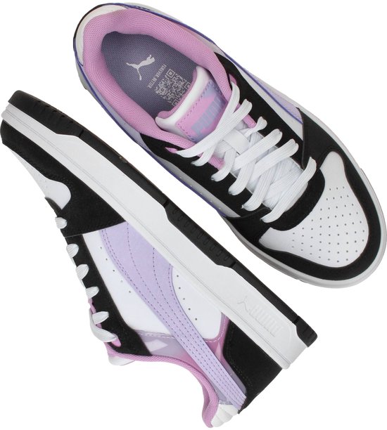 Meisjes Puma sneakers in zwart, wit en paars, deels van bovenaf gezien, met paarse en roze voering.